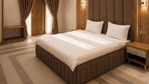 Un dormitorio moderno con una cama grande, paneles de madera, una lámpara de araña y un equipo de aire acondicionado.