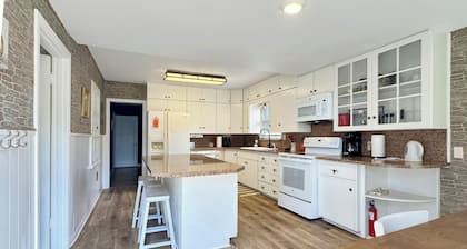 Brownfield BlueBird House - 7 bed, hot tub