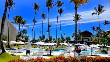 6 outdoor pools