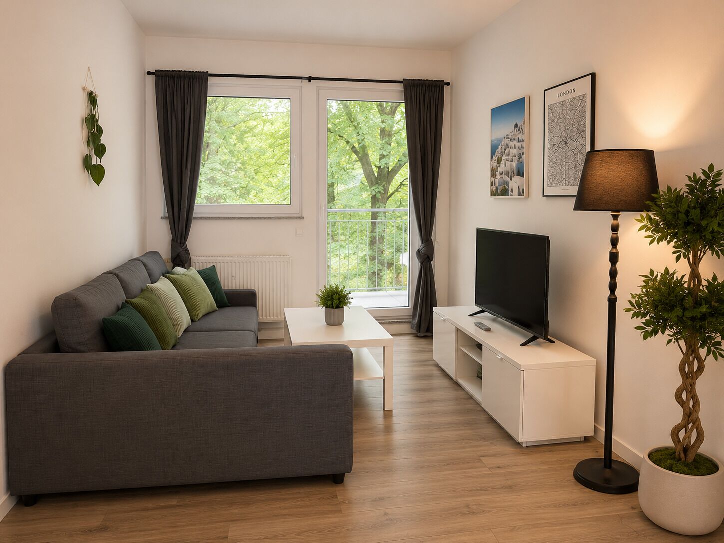 Familieleilighet, balkong, bakgårdsutsikt | Oppholdsområde | En 40-tommers smart-TV med digitale kanaler samt filmkjøp