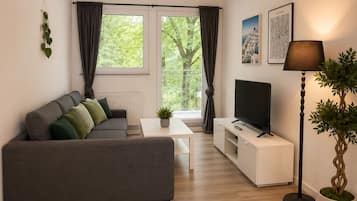 Appartement familial, balcon, vue sur la cour intérieure | Aire de séjour | Téléviseur connecté de 40 po avec télévision numérique, films payants