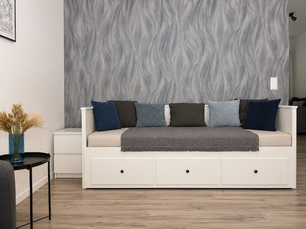 Departamento familiar, balcón, vista al patio | Área de sala de estar | Smart TV de 40 pulgadas con canales digitales y películas con cargo 