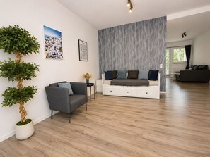 Departamento familiar, balcón, vista al patio | Área de sala de estar | Smart TV de 40 pulgadas con canales digitales y películas con cargo 