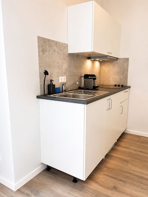 Departamento estándar | Cocina privada | Cafetera de espresso, cafetera y tetera, frigobar y microondas 