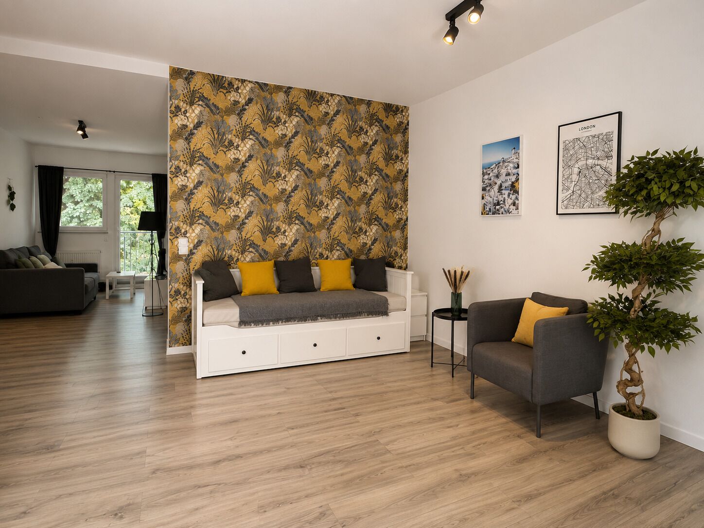 Departamento familiar, balcón, vista al patio | Área de sala de estar