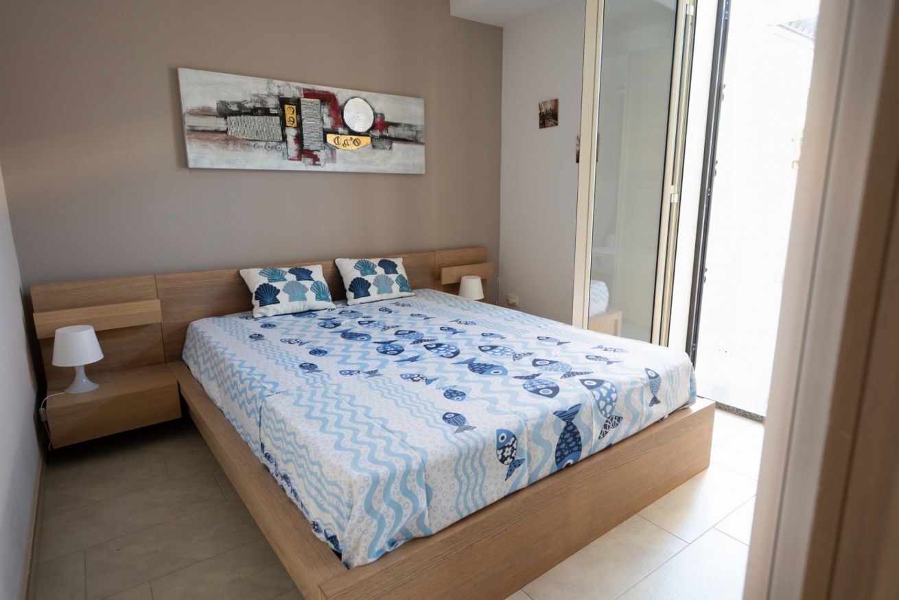 2 habitaciones y tabla de planchar con plancha 