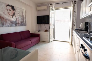 Living area - Cozy 55 sqm apartment that can accommodate up to 4 guests, located on the ground floor of a building (accessible via a few steps). The property is situated in Pozzallo—a seaside town with beaches that have repeatedly been awarded the Blue Flag—in a q (Pozzallo)
