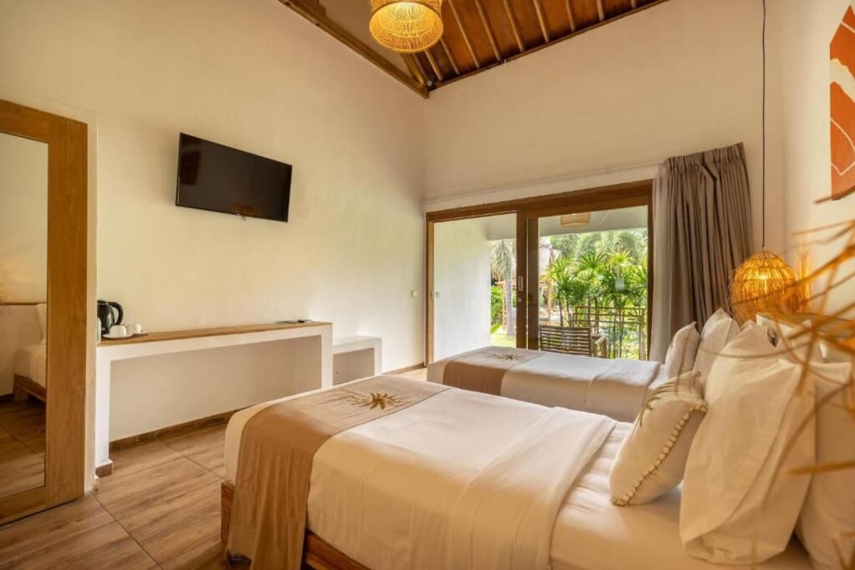 Quarto duplo superior, vista para a piscina | Wi-Fi de cortesia