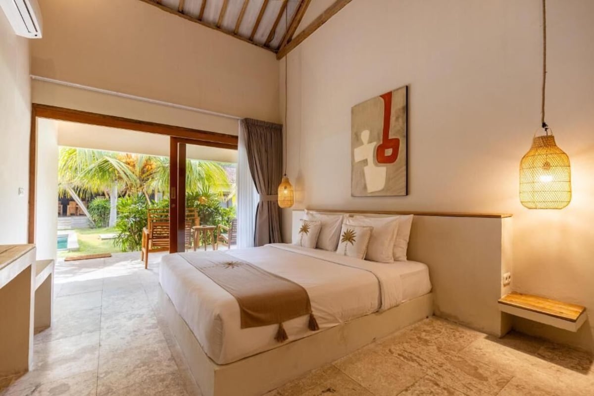 Quarto casal superior, vista para a piscina | Wi-Fi de cortesia
