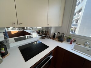 Wasserkocher mit Kaffee-/Teezubehör, Kühlschrank, Mikrowelle, Ofen