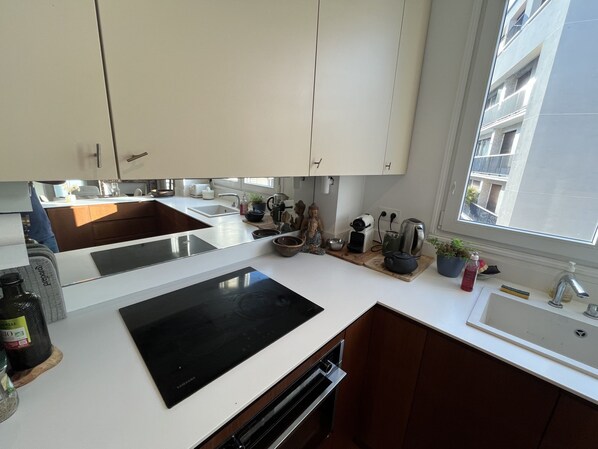 Coffee/tea maker, fridge, microwave, oven - Nice apartment with balcony near Eiffel Tower (Paris)