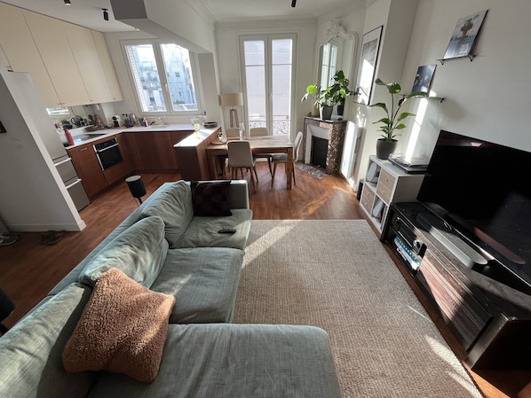 TV, fireplace - Nice apartment with balcony near Eiffel Tower (Paris)