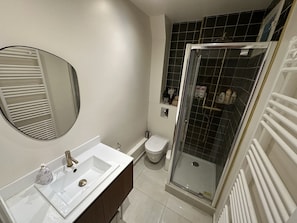 Shower, hair dryer, towels - Nice apartment with balcony near Eiffel Tower (Paris)