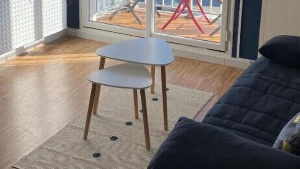 Ein Balkon mit Aussicht, ein kleiner Tisch und ein Stuhl.