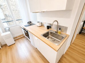 Wasserkocher mit Kaffee-/Teezubehör, Kühlschrank, Ofen