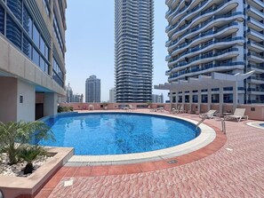 Pool - Spacious 3BR in Zumurud Tower | Dubai Marina (Dubai)