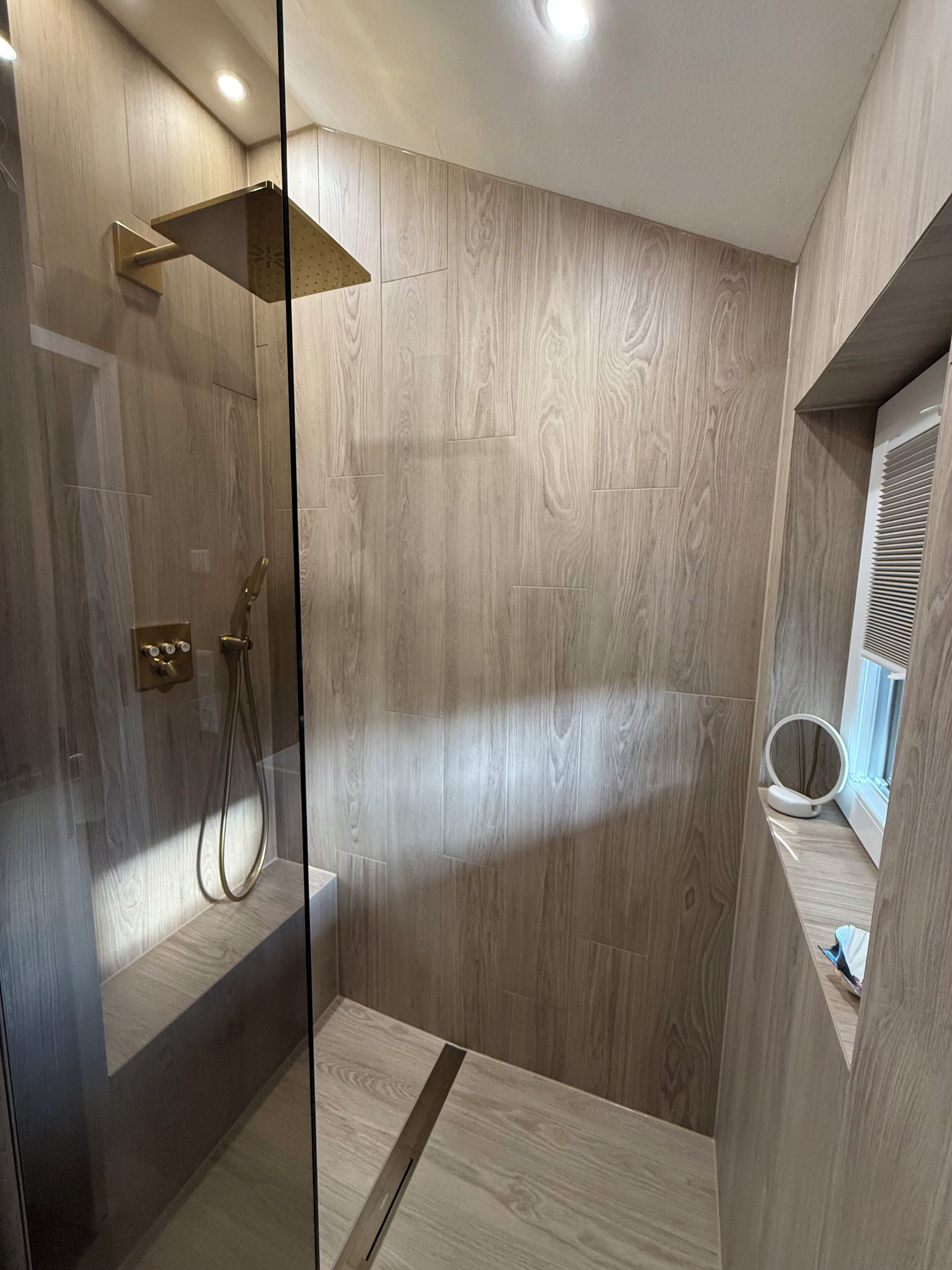 Douche, sèche-cheveux, serviettes fournies, papier toilette