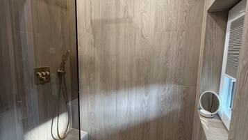 Douche, sèche-cheveux, serviettes fournies, papier toilette