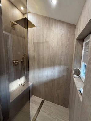 Dusche, Haartrockner, Handtücher, Toilettenpapier
