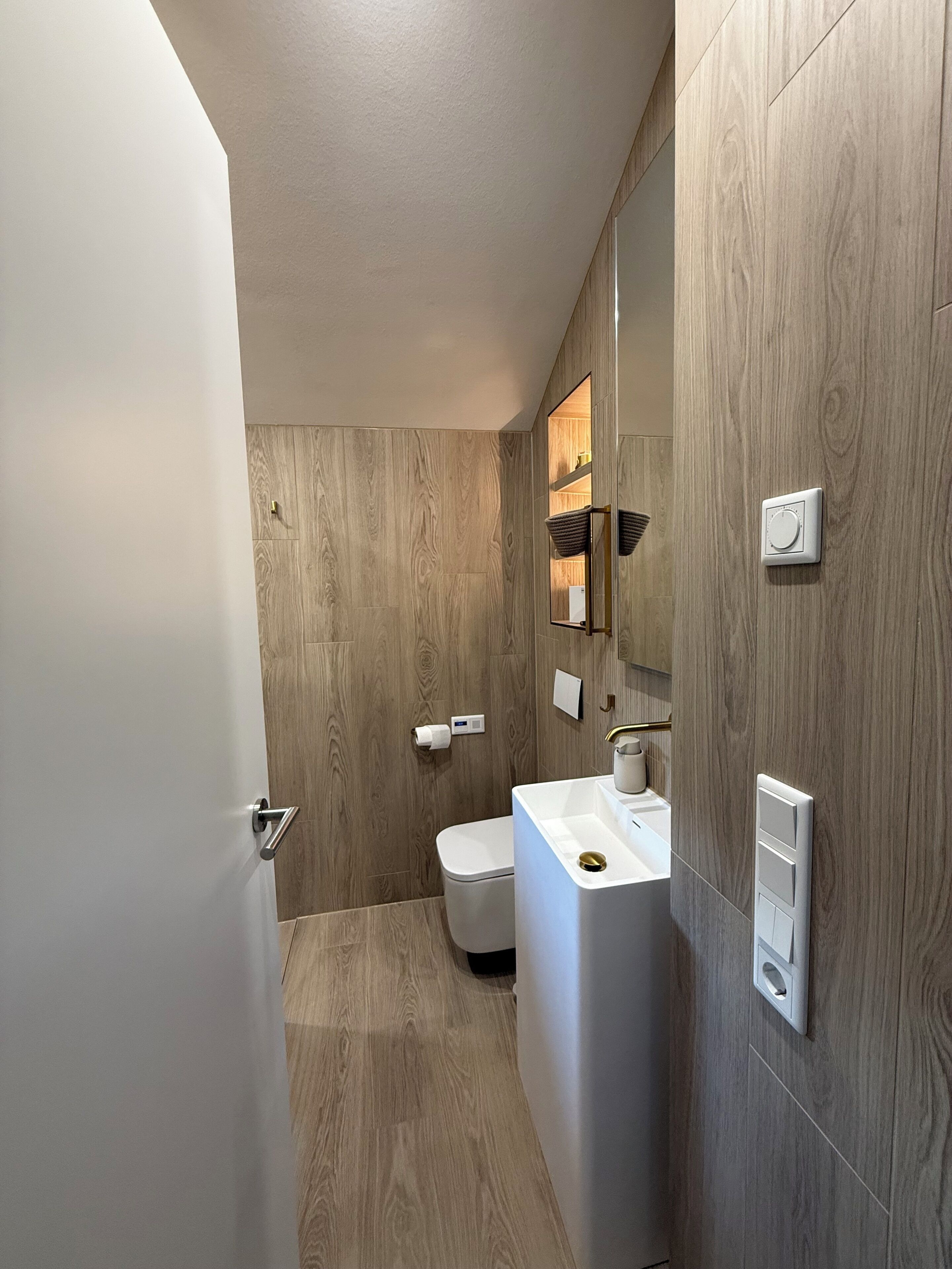 Douche, sèche-cheveux, serviettes fournies, papier toilette