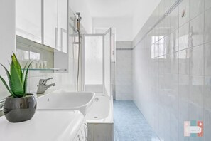 Hair dryer, towels, toilet paper - Vrbo Property (Milano)