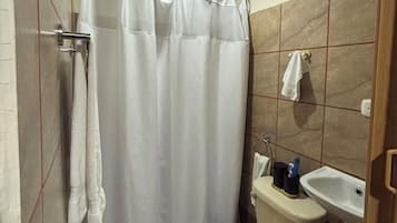 Douche, sèche-cheveux, serviettes fournies, savon
