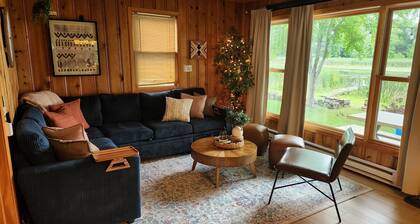 Lakefront Cabin - Paddleboat, Paddleboards & Fishing Dock Included. Pet friendly