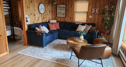 Lakefront Cabin - Paddleboat, Paddleboards & Fishing Dock Included. Pet friendly