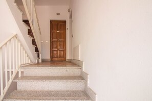 Un escalier menant à une porte en bois.
