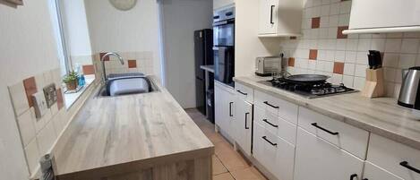 Frigorífico, microondas, horno y placa de cocina