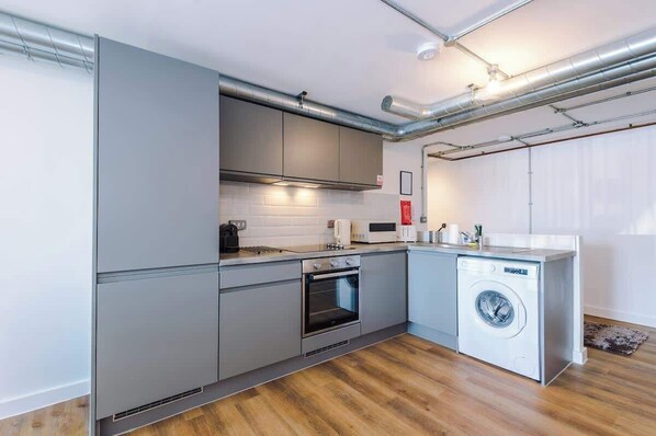 Refrigerador, microondas, horno y parrilla de estufa 