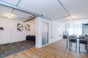 1 habitación, tabla de planchar con plancha, wifi gratis y ropa de cama 
