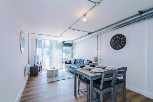 Modern Studio Apartment with Sofa Bed | M6 J21