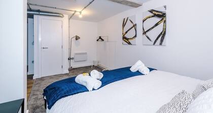 Modern Studio Apartment With Sofa Bed Near M6 J21