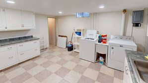 Wasserkocher mit Kaffee-/Teezubehör, Kühlschrank, Mikrowelle, Ofen