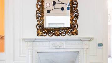 Smart TV, fireplace, stereo
