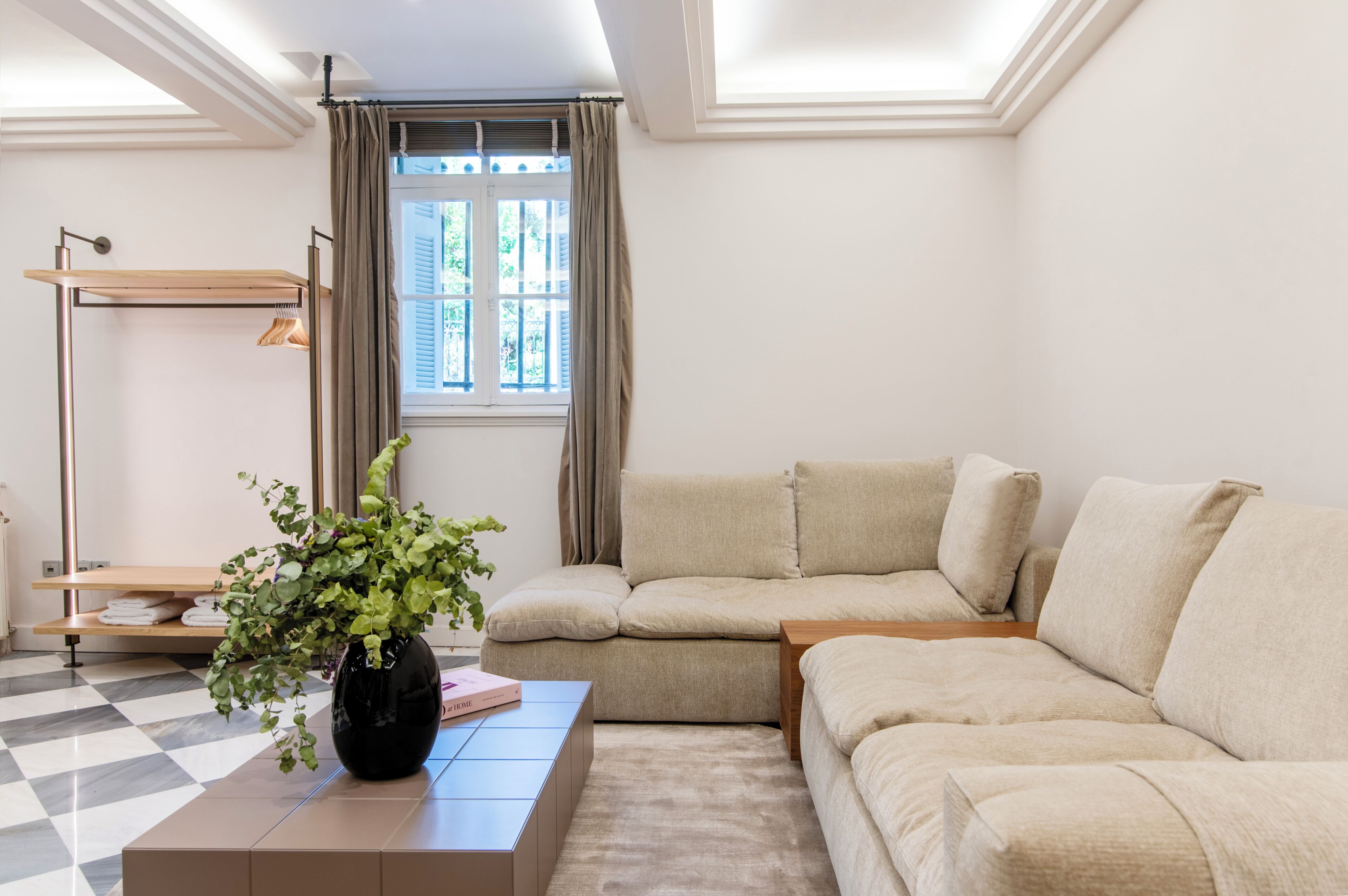 Smart TV, fireplace, stereo