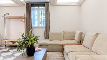 Smart TV, fireplace, stereo