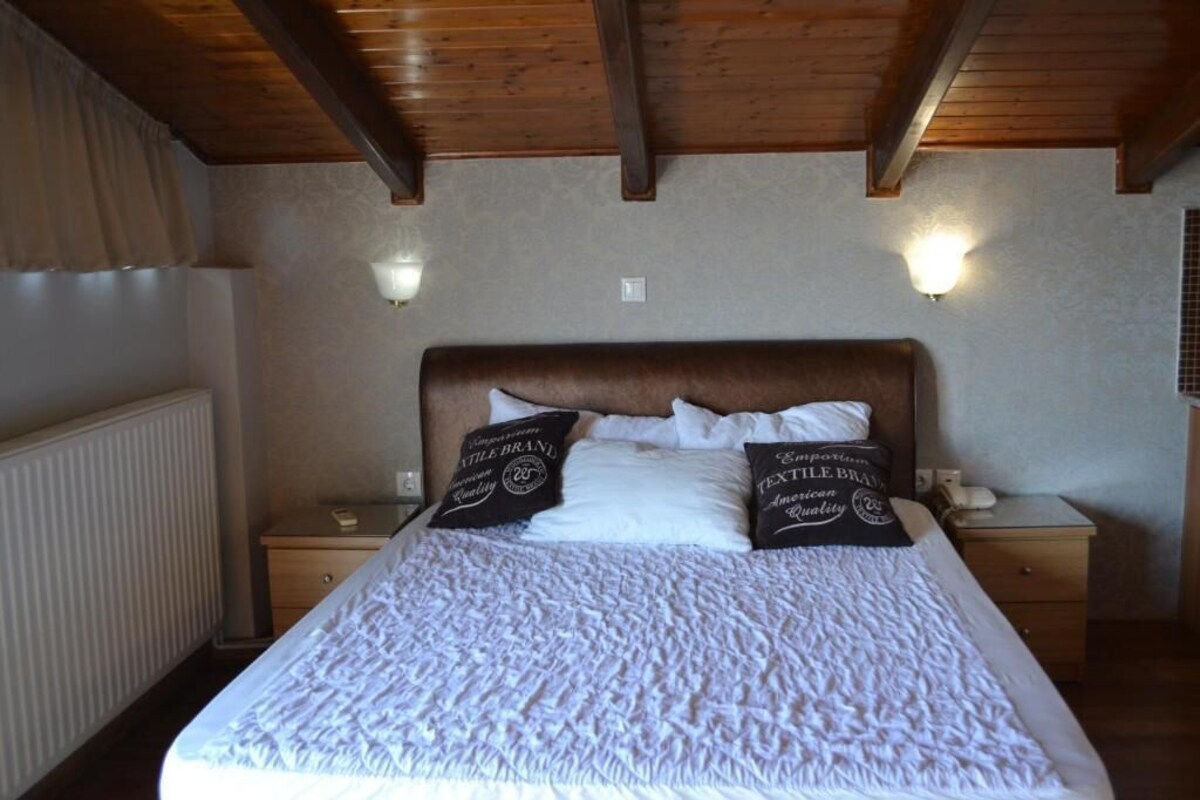 Appartement, balcon, vue sur la ville | Coffre-fort, fer et planche à repasser, accès au Wi-Fi (inclus)