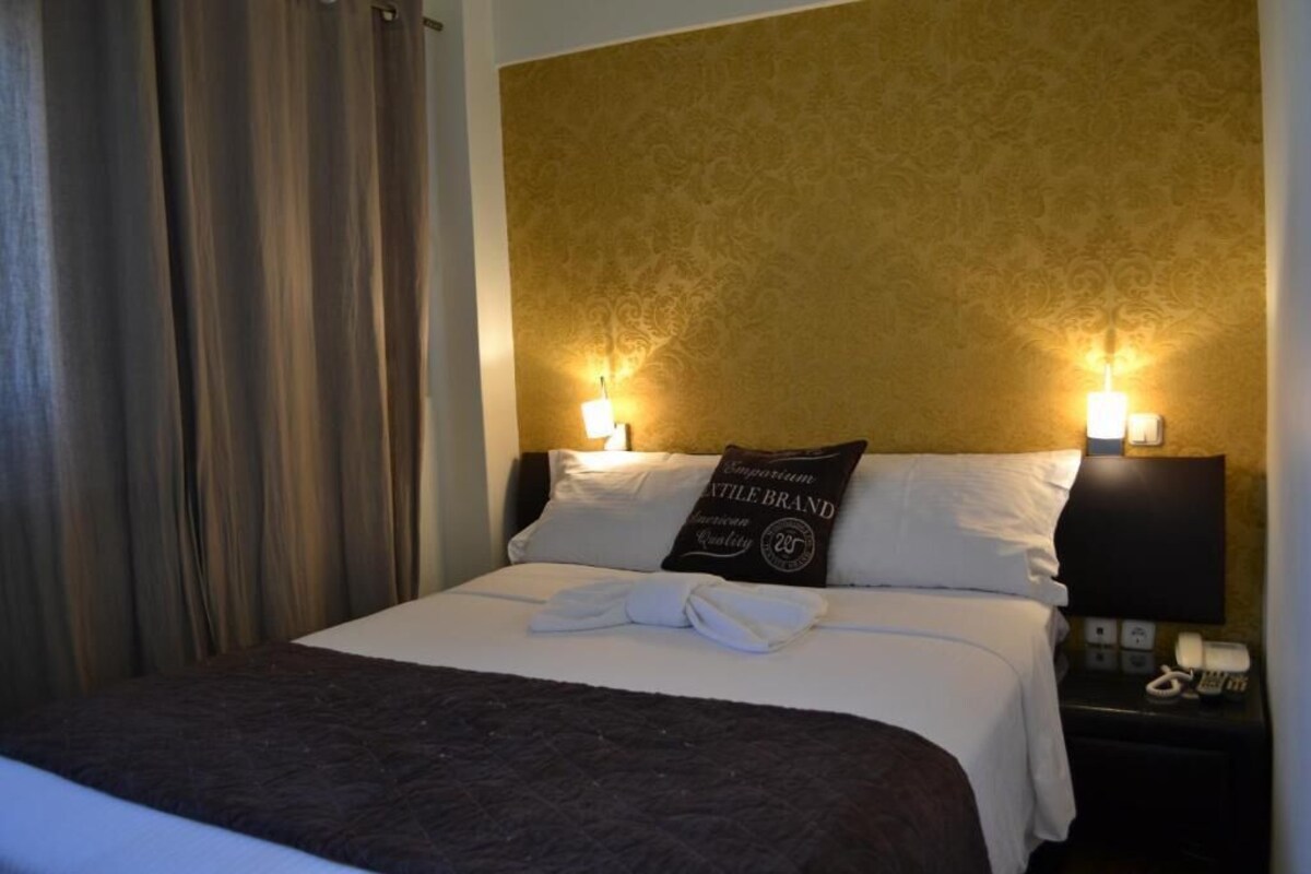 Appartement classique, balcon, vue sur la ville | Coffre-fort, fer et planche à repasser, accès au Wi-Fi (inclus)