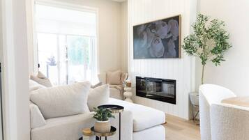House, 2 Bedrooms, Patio | Living room