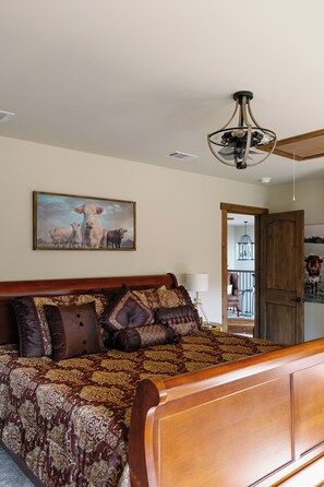 5 bedrooms, iron/ironing board, WiFi, bed sheets