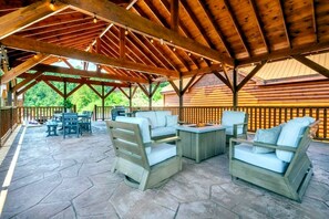 Outdoor dining - Spacious 8-bedroom cabin in Sevierville, Indoor Pool, Hot Tub, Game Room (Sevierville)