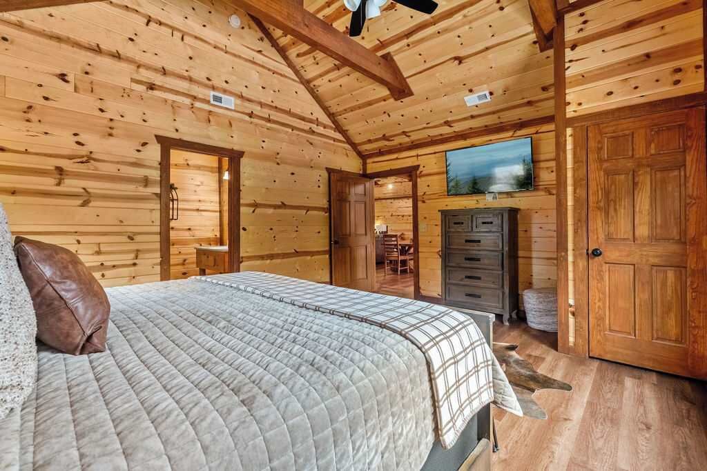 8 bedrooms, travel cot, free WiFi, bed sheets