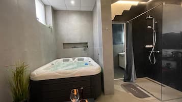 Un sauna, una bañera de hidromasaje