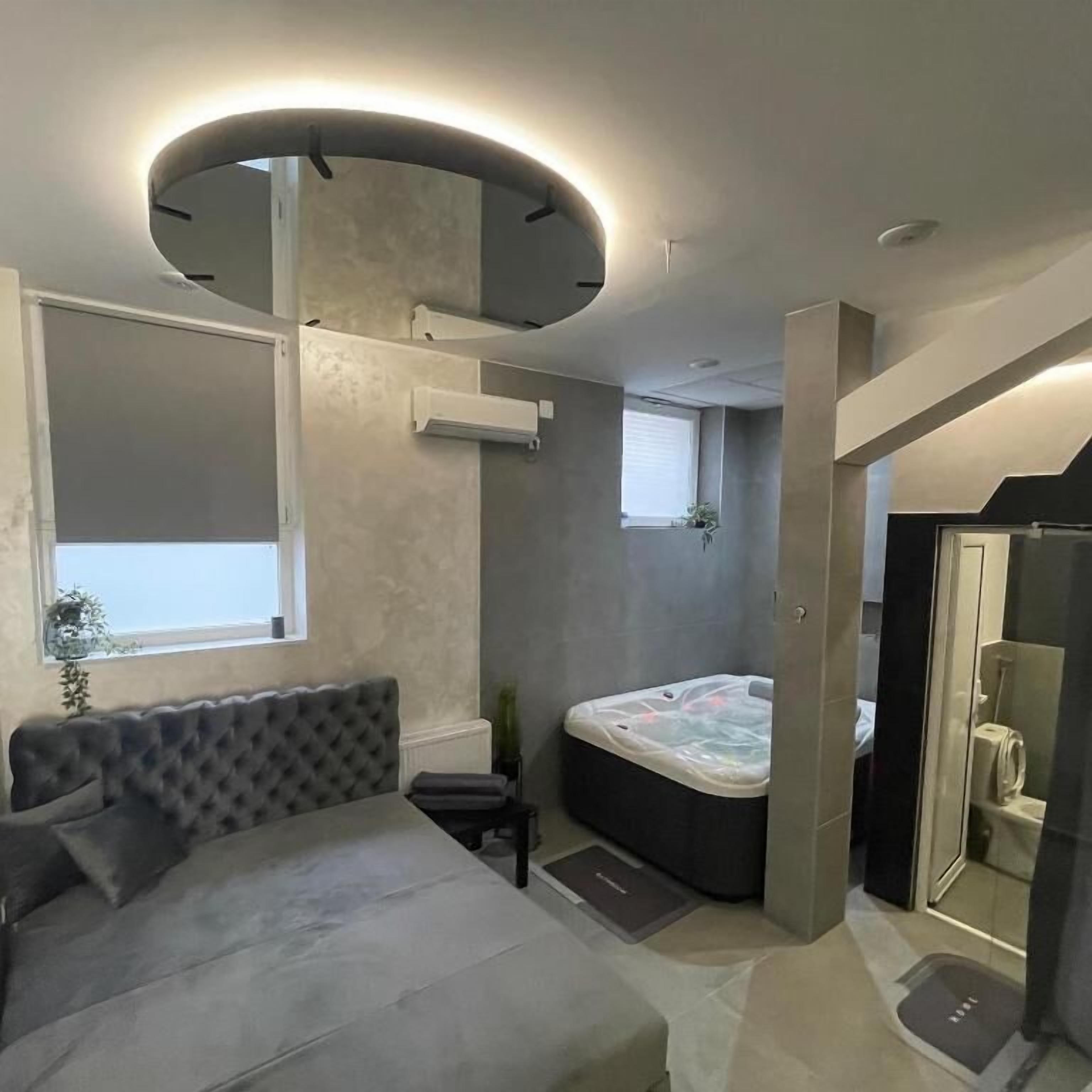 Suite | In-room safe, blackout curtains, soundproofing, free WiFi