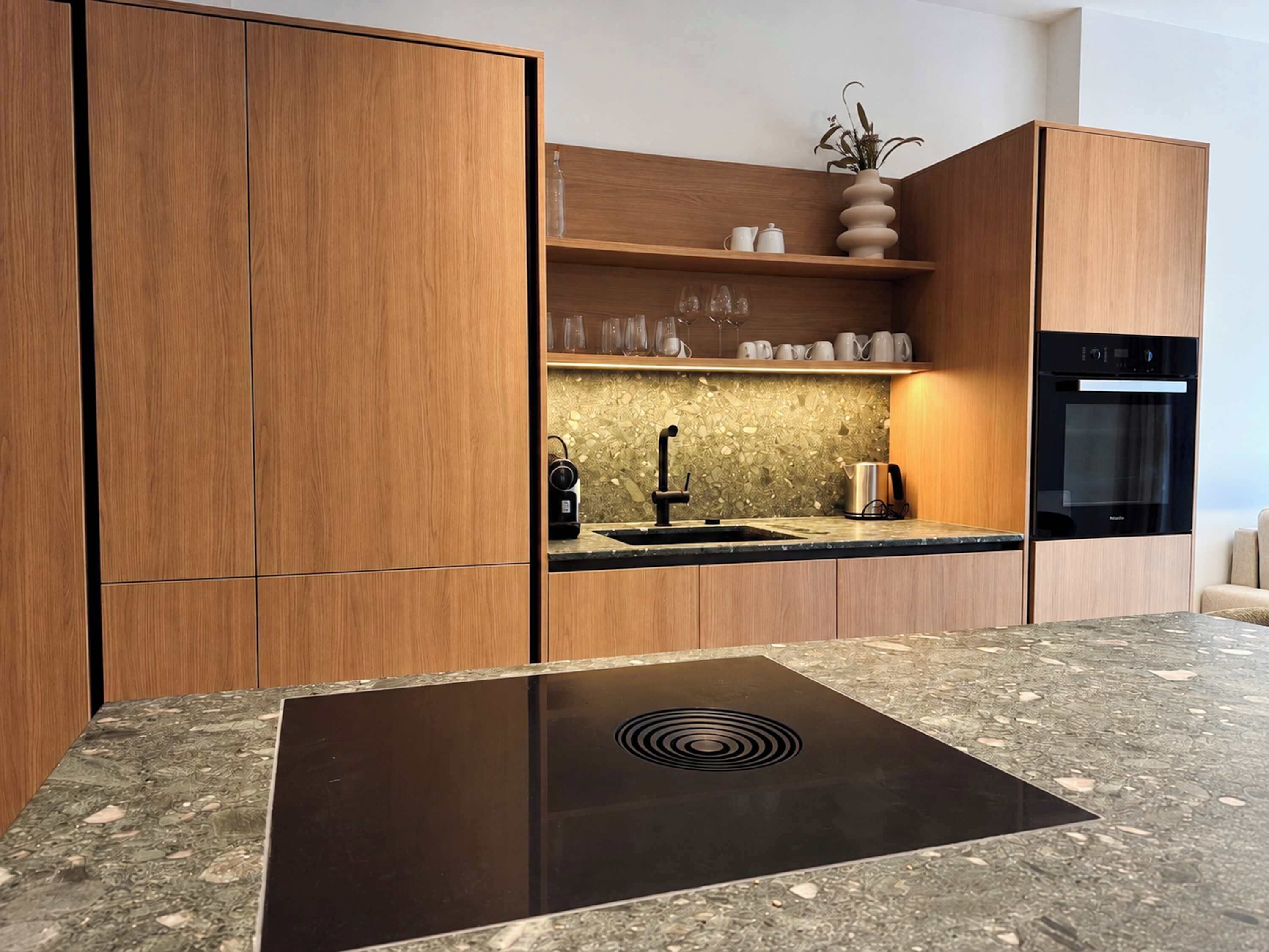 Coffee/tea maker, fridge, microwave, stovetop