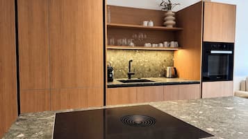 Coffee/tea maker, fridge, microwave, stovetop