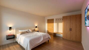Tabla de planchar con plancha, wifi, ropa de cama