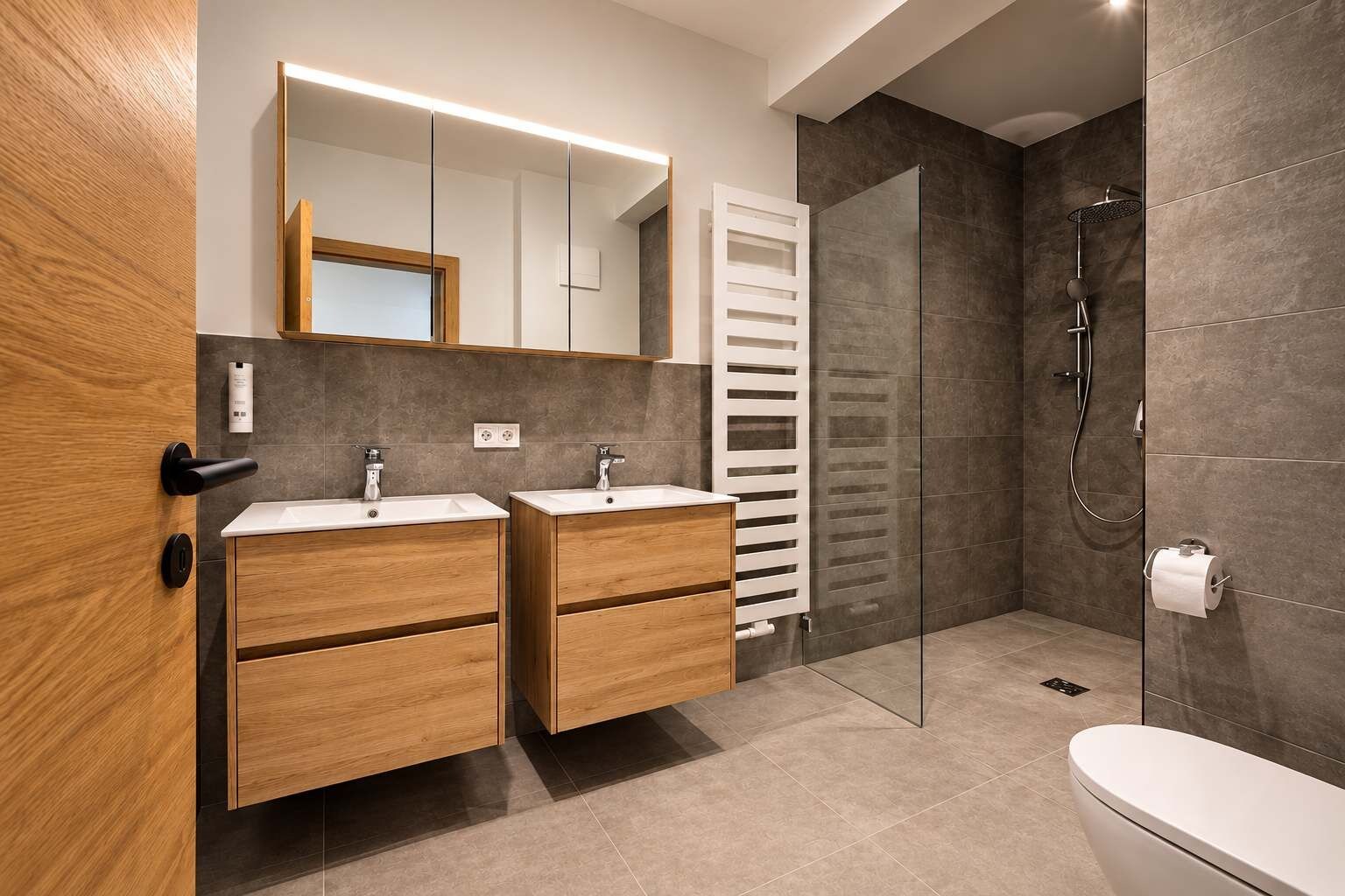 Een moderne badkamer met twee houten wastafels, een glazen douchecabine en een toilet.